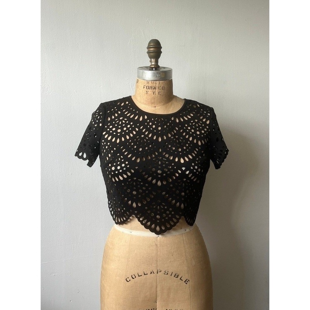 Bebe Black Laser Cut Eyelet Crop Top Short Sleeve Scalloped Hem Size XS